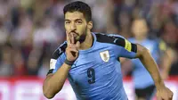 Striker Uruguay, Luis Suarez, merayakan gol bunuh diri pemain Paraguay pada laga kualifikasi piala dunia 2018 di Stadion Defensores del Chaco, Rabu (6/9/2017). Uruguay menang 2-1 atas Paraguay. (AFP/Daniel Duarte)