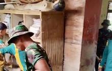 Momen Siswa MTs di Aceh Tamiang Gotong Royong Bareng TNI Bersihkan Sekolah Terdampak Banjir