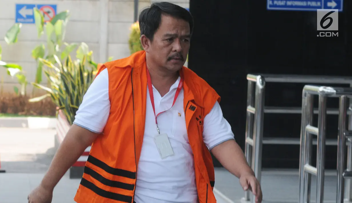 Bupati Labuhanbatu nonaktif Pangonal Harahap memakai rompi tahanan tiba di gedung KPK, Jakarta, Senin (10/9). Pangonal Harahap diperiksa terkait dugaan suap proyek di lingkungan pemda Labuhanbatu, Sumut. (Merdeka.com/Dwi Narwoko)