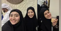 Natasha Rizky tampak berkesempatan menjalankan umrah saat Ramadan 2026. Ia pun mengenakan khimar dan abaya warna hitam. [@febbyrastanty]