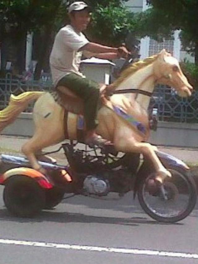 7 Potret Kocak Kelakuan Pengendara Motor, Kelewat Nyeleneh