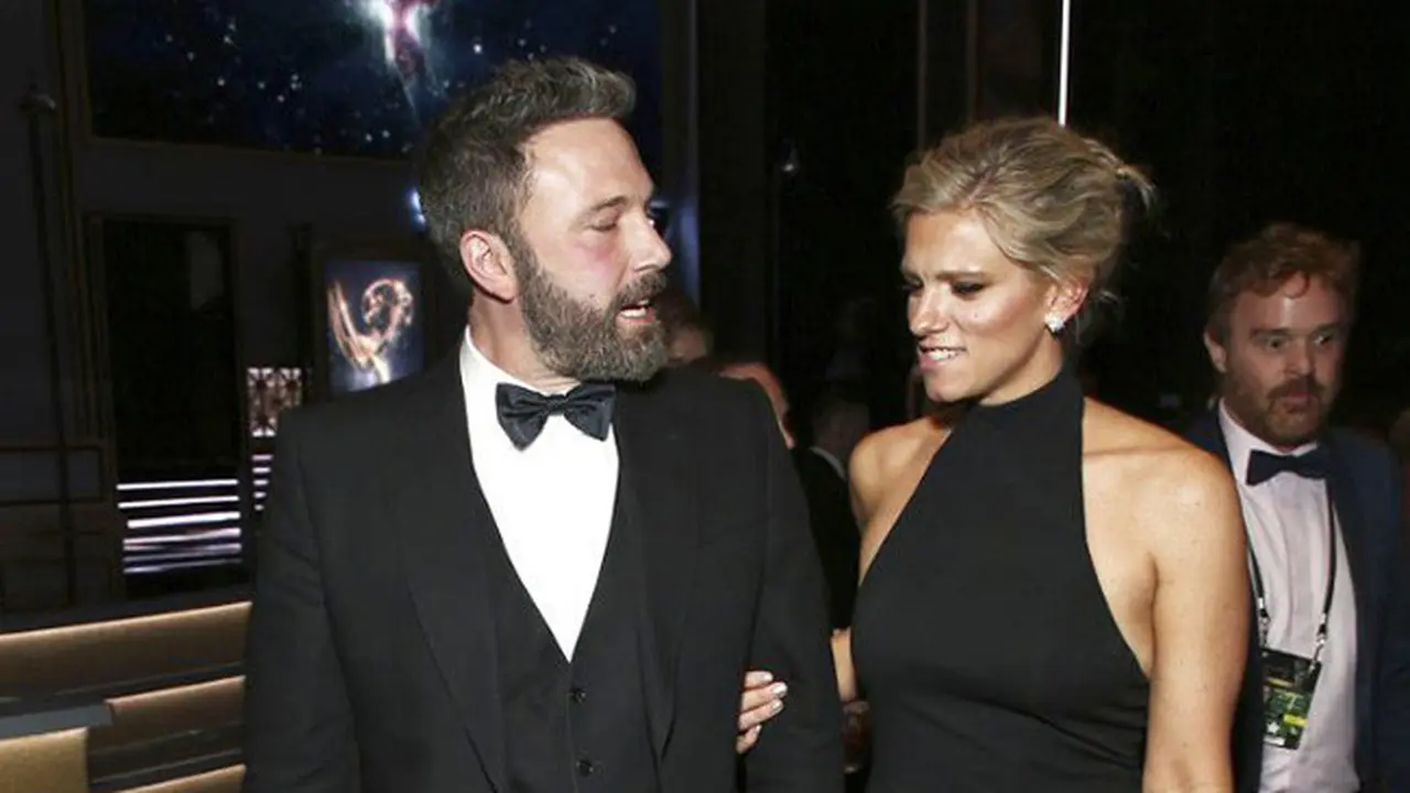 [Bintang] Ben Affleck - Lindsay Shookus