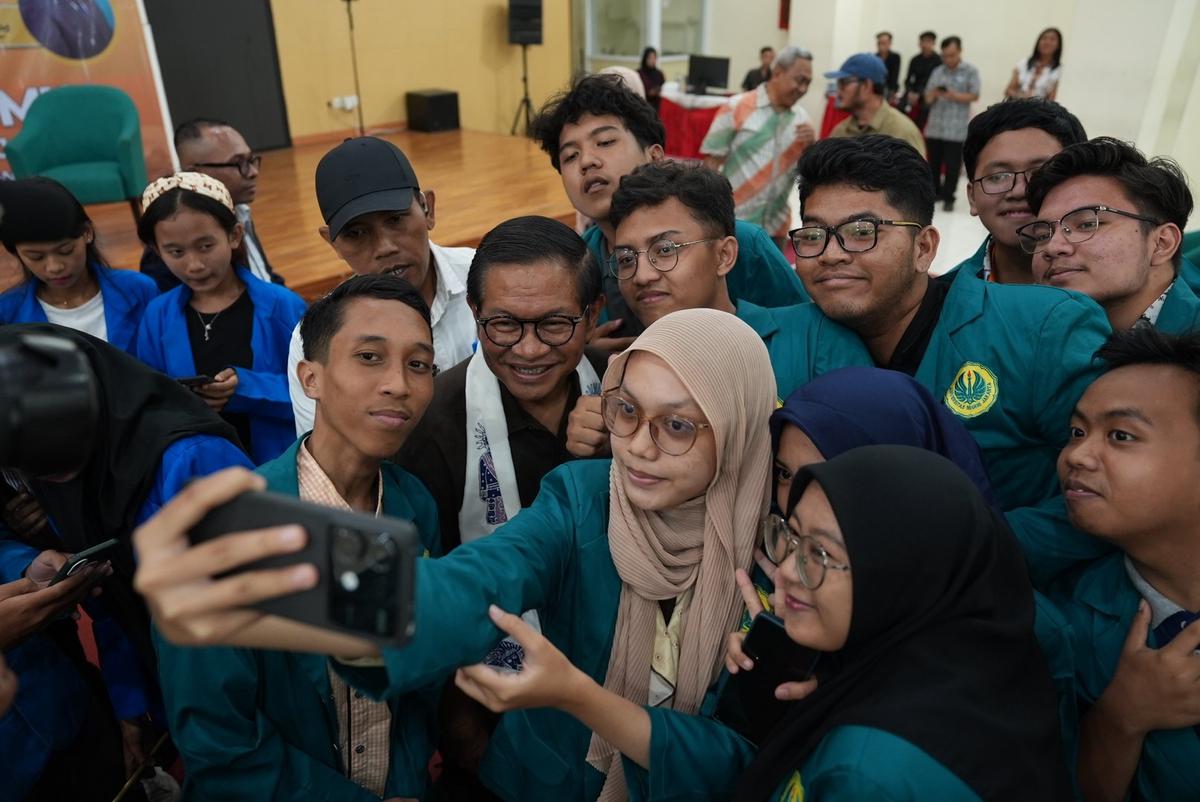 Pramono Anung menghadiri bedah buku Pramono Anung: Jakarta Menyala Sukses Mendunia