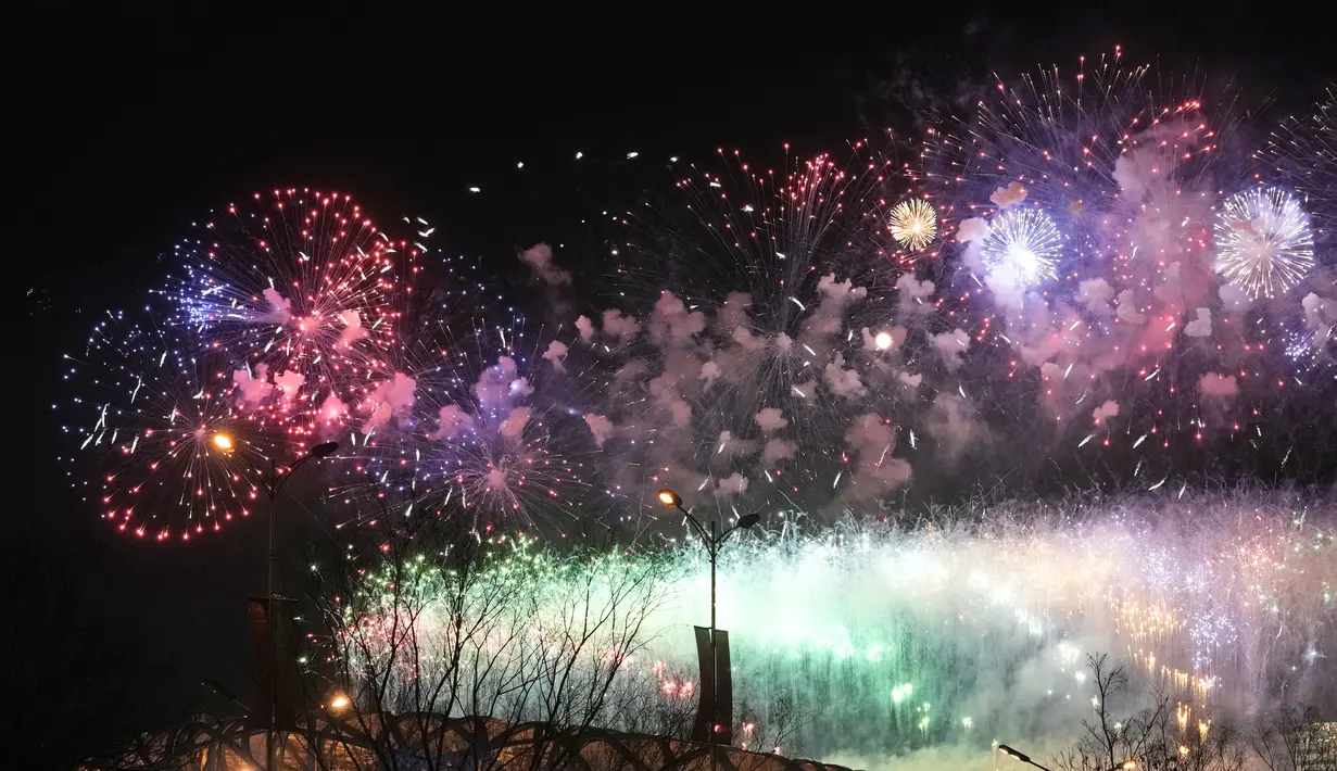 Kembang api meledak saat upacara penutupan Olimpiade Musim Dingin 2022, di Stadion Nasional, Beijing, China, Minggu (20/2/2022). Penutupan Olimpiade Musim Dingin 2022 melibatkan sedikitnya 1.000 seniman dan 3.000 pendukung lainnya. (AP Photo/Ng Han Guan)