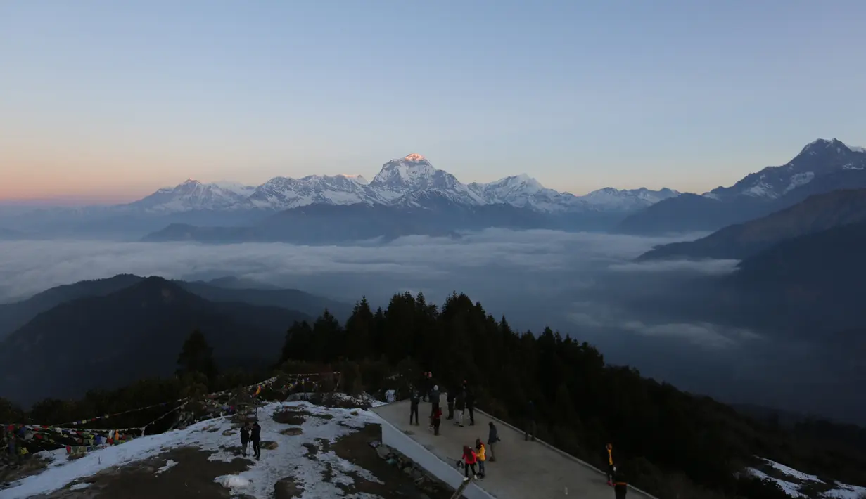 Sejumlah turis mengagumi pemandangan di Bukit Poon yang terletak di Distrik Myagdi, Nepal (15/2/2020). Bukit Poon, yang juga dikenal sebagai Poon Hill, merupakan sebuah lokasi di sepanjang rute pendakian di wilayah Annapurna yang populer di kalangan wisatawan. (Xinhua/Zhou Shengping)