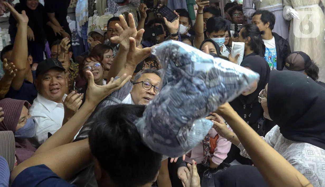 Zulkifli Hasan juga menyempatkan membeli beberapa produk pakaian yang dijual di Blok A Pasar Tanah Abang, Jakarta. (Liputan6.com/Herman Zakharia)
