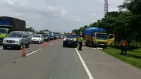 Sebuah truk yang melaju dari arah Jakarta menuju [Bogor ](3148919 "")menabrak dua kendaraan di Tol Jagorawi KM 30 (Liputan6.com/Achmad Sudarno).