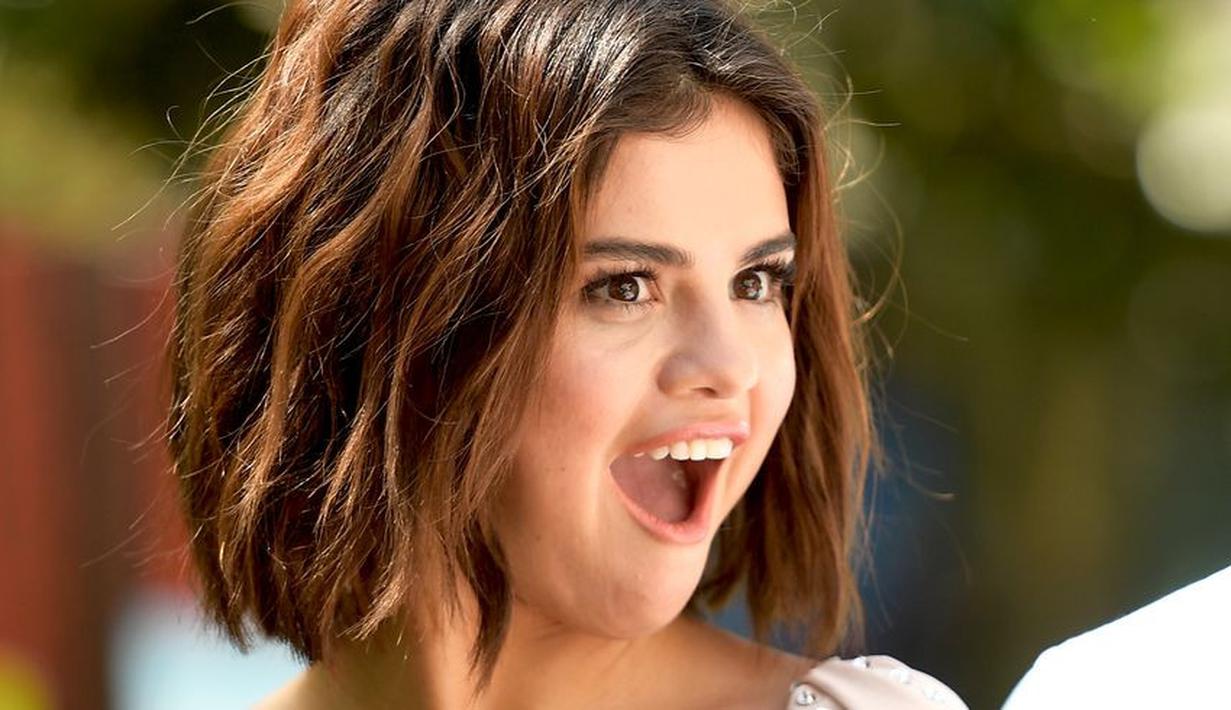 Justin Bieber Tunangan, Selena Gomez Jalan Sama Cowok Ini - News