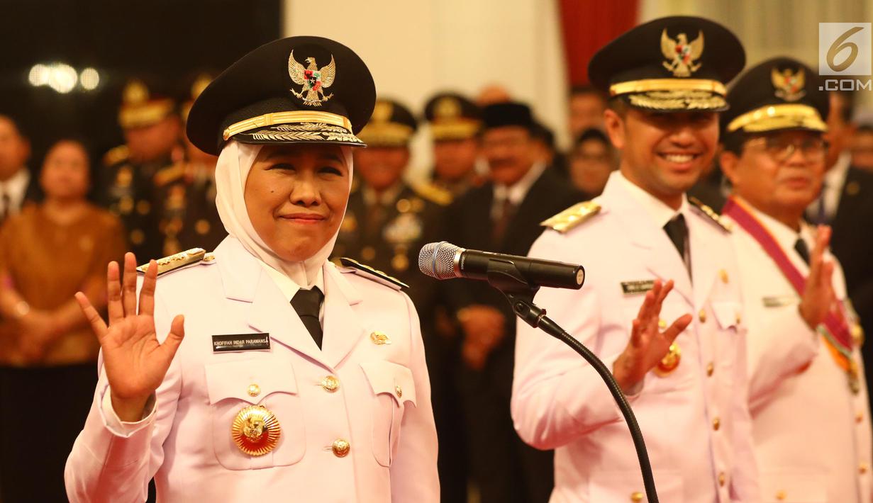 Gubernur dan Wakil Gubernur Jawa Timur Khofifah Indar Parawansa dan Emil Elestianto Dardak bersama Gubernur Jambi definitif, Fachrori Umar sebelum dilantik di Istana Negara, Jakarta, Rabu (13/2). (Liputan6.com/Angga Yuniar)