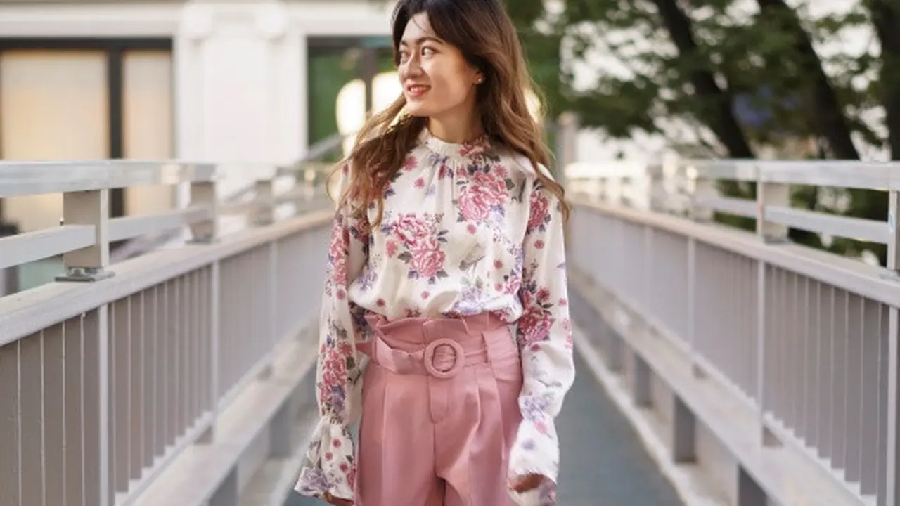 Model Blouse dengan Celana Kulot (Credit: Freepik)