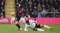 Pemain Liverpool, Mohamed Salah (kanan) berebut bola dengan pemain Bournemouth, Milos Kerkez dalam laga lanjutan Liga Inggris 2024/2025 di Vitality Stadium, Bournemouth, Inggris, Sabtu (02/02/2025). (AP Photo/Alastair Grant)