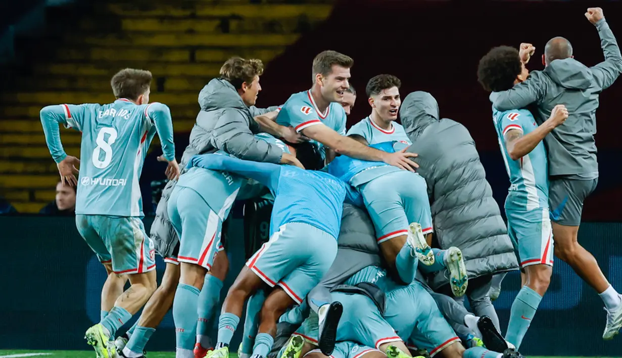 Atletico Madrid sukses meraup poin penuh kala bertandang ke markas Barcelona pada jornada ke-18 La Liga 2024/2025 hari Minggu (22/12/2024) dini hari WIB. (AP Photo/Joan Monfort)