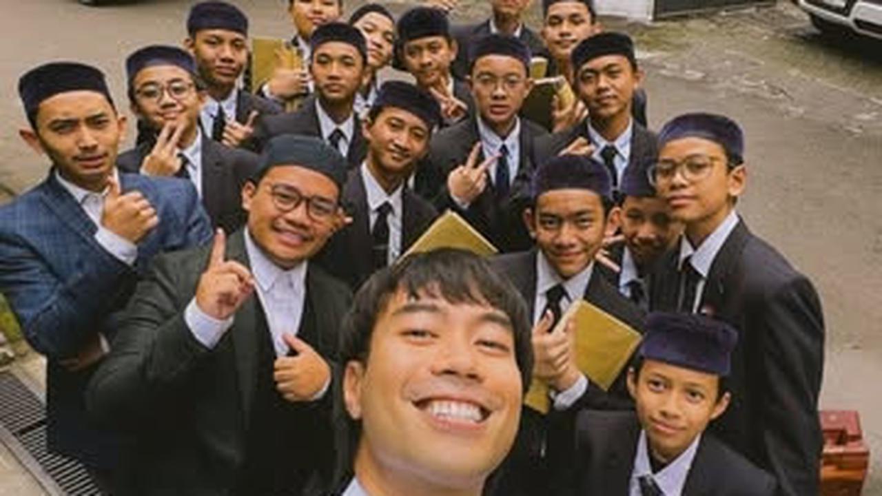 7 Potret Vidi Aldiano dan Keluarga Khotmil Quran Bersama Anak Pesantren, Penampilan Sheila Dara Tak Berhijab Jadi Sorotan