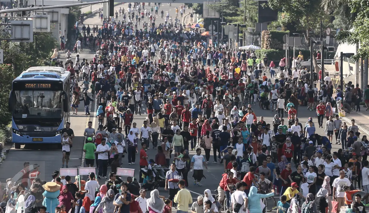 Warga melakukan aktifitas saat Car Free Day di sekitar Bunderan HI, Jakarta, Minggu (3/1/2016). Minggu pertama Tahun baru 2016 car free day ramai dipadati warga Jakarta. (Liputan6.com/Faizal Fanani)