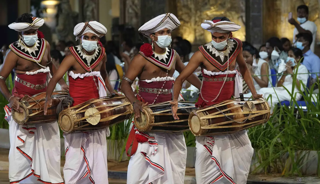 Penabuh genderang tradisional tampil pada Festival Navam Perahera di Kolombo, Sri Lanka, 15 Februari 2022. Biksu, penari, pemusik, dan lainnya berpartisipasi dalam perayaan di Kuil Gangaramaya yang terkenal, salah satu destinasi wisata turis di Kolombo. (AP Photo/Eranga Jayawardena)