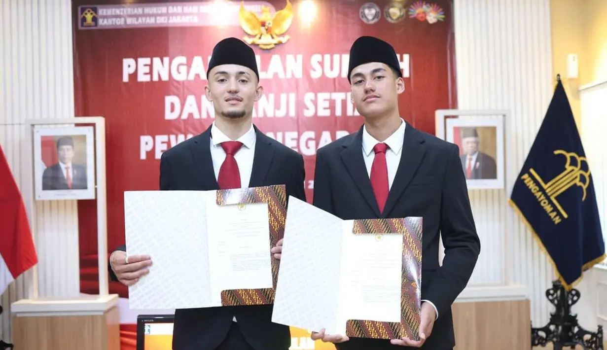 Ivar Jenner (kiri) dan Rafael Struick berpose usai menjalani sumpah kewarganegaraan di Kanwil Kemenkumham DKI Jakarta, Cawang, Senin (22/5/2023). (Foto:Dok PSSI)
