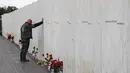 File foto 11 September 2018 ini, seorang pengunjung Flight 93 National Memorial di Shanksville, Pa., Memberi penghormatan di Wall of Names setelah Service of Remembrance, saat negara tersebut menandai peringatan 17 tahun peringatan Serangan 11 September 2001. (AP Photo/Gene J. Puskar)