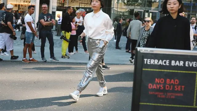 Trik Tampil Stylish dengan Warna Metalik