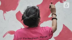 Seniman yang tergabung dalam 20 Perempuan Perupa Indonesia saat melukis di kawasan Bundaran HI, Jakarta, Minggu (22/5/2022). Kegiatan melukis bersama dengan tema Harkat tersebut dalam rangka memperingati Hari Kebangkitan Nasional yang nantinya akan dipamerkan di Tugu Kunstkring Paleis Gallery pada 24 Mei mendatang. (merdeka.com/Iqbal S. Nugroho)