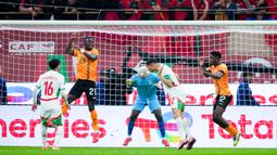 Pemain Maroko, Achraf Hakimi, melepaska tandukan kepala ke gawang Zambia pada laga Piala Afrika di Prince Moulay Abdellah Stadium, Selasa (30/12/2025). (AP Photo/Themba Hadebe)