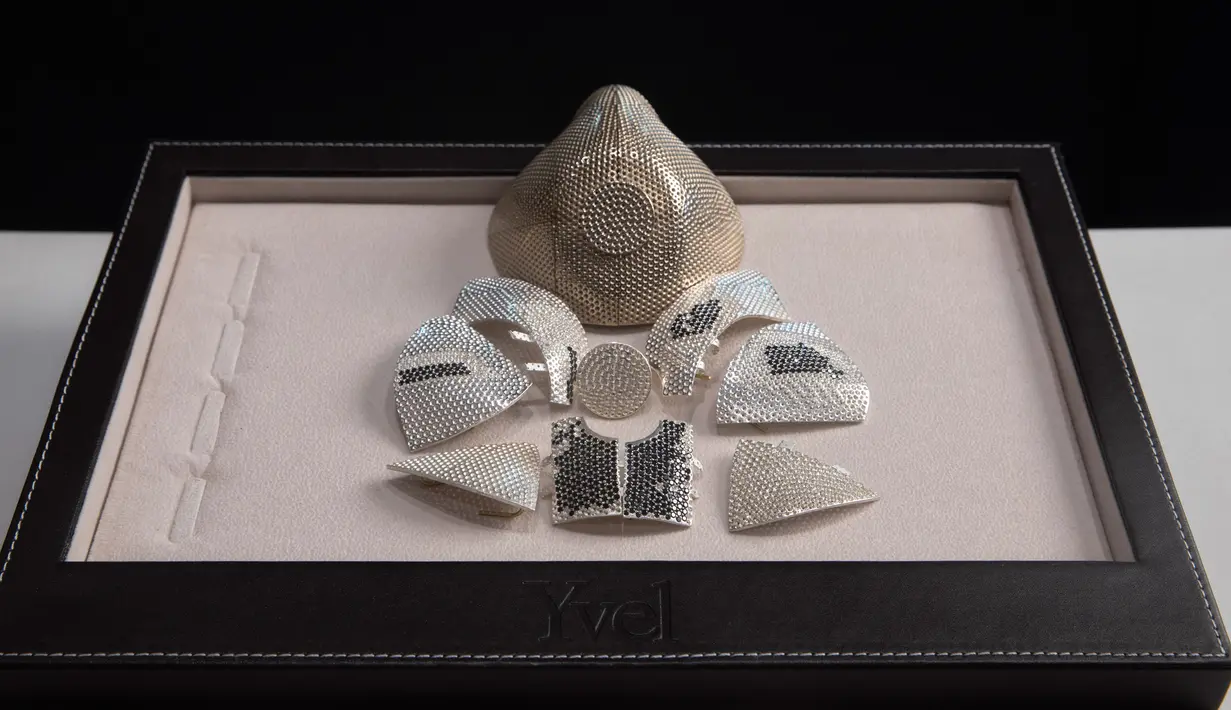 Model masker wajah Covid-19 termahal di dunia yang dipajang di perusahaan perhiasan mewah Israel, Yvel, di Motza dekat Yerusalem, Minggu (9/8/2020). Masker yang dipatok dengan harga 1,5 juta Dolar AS itu berlapis emas putih 18 karat dan dihiasi berlian putih dan hitam. (AP Photo/Sebastian Scheiner)