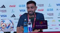 Bintang Timnas Portugal, Bruno Fernandes pada sesi konferensi pers di Main Media Centre hari Rabu (23/11/2022). (Hendry Wibowo/Bola.com)