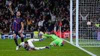Pemain Barcelona Sergio Busquets (kiri) memberi isyarat setelah pemain Real Madrid Karim Benzema (tengah) mencetak gol offside pada pertandingan sepak bola leg pertama semifinal Copa del Rey di Stadion Santiago Bernabeu, Madrid, Spanyol, 2 Maret 2023. Barcelona sukses megalahkan Real Madrid dengan skor 1-0 berkat gol bunuh diri Eder Militao. (AP Photo/Bernat Armangue)