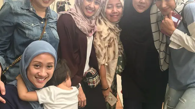 6 Potret Keakraban Laudya Cynthia dengan Mantan Istri Emran, Kompak