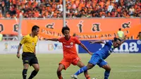 Pemain tengah Persija Jakarta, Amarzukih (tengah), berebut bola dengan Hariono (Persib Bandung) saat berlaga di Stadion GBK, (10/8/2014). (Liputan6.com/Helmi Fithriansyah)