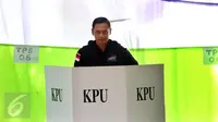 Cagub DKI Agus Harimurti Yudhoyono  berada di dalam bilik suara saat mengikuti proses pencoblosan Pilkada DKI 2017 di TPS 06, Rawa Barat, Jakarta, Rabu (15/2). Agus Yudhoyono datang bersama istri, Annisa Pohan dan anaknya. (Liputan6.com/Johan Tallo)