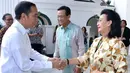 Presiden Joko Widodo bersalaman dengan istri Sri Sultan Hamengkubuwono X, Gusti Kanjeng Ratu Hemas saat tiba di Keraton Yogyakarta, Jumat (28/9). Kedatangan Jokowi dalam rangka mempererat silaturahmi dengan Gubernur DIY. (Liputan6.com/HO/Biropers)