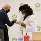 Presiden AS terpilih, Joe Biden melakukan fist bump setelah menerima dosis pertama vaksin virus corona Pfizer-BioNTech di Rumah Sakit Christiana di Newark, Delaware, Senin (21/12/2020). Istrinya, Jill Biden, menerima rangkaian vaksin pertamanya pada hari sebelumnya. (AP Photo/Carolyn Kaster)