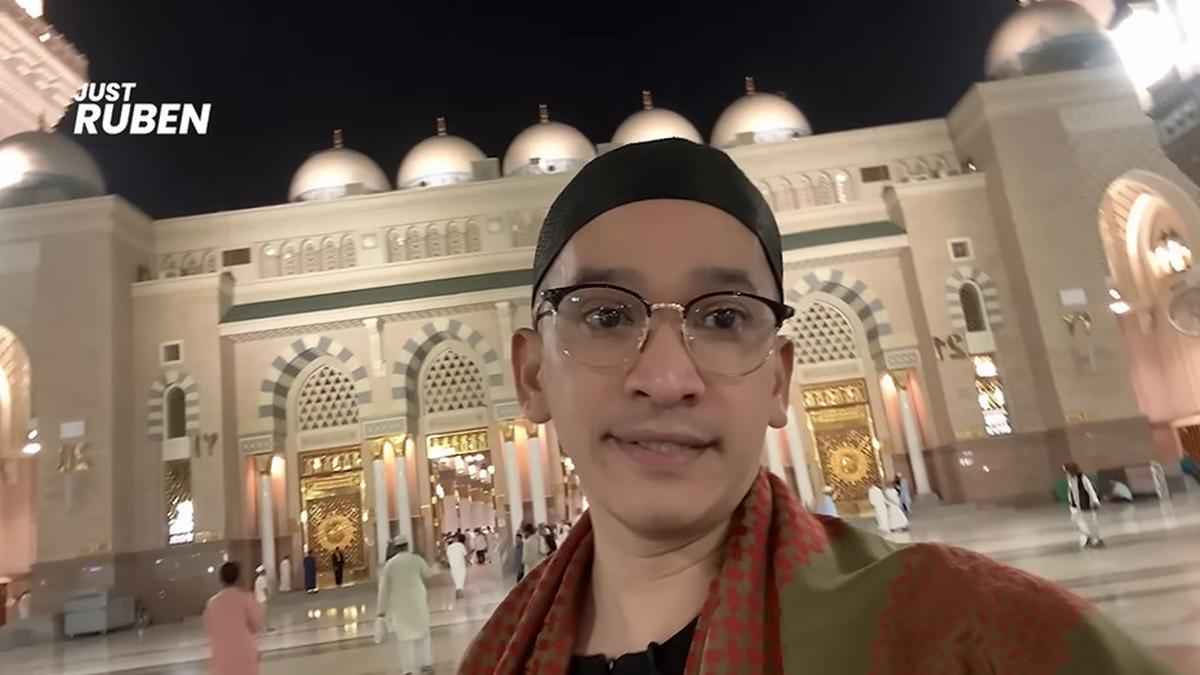 Potret Ruben Onsu Jalani Umroh Perdana Usai Mualaf