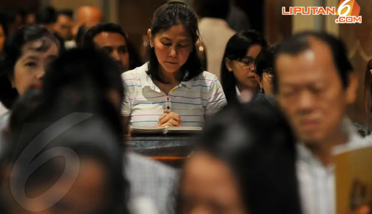 Menjelang perayaan Paskah, umat Katolik mendatangi Gereja Katedral untuk menjalani Ibadah Kamis Putih (Liputan6.com/ Johan Tallo)
