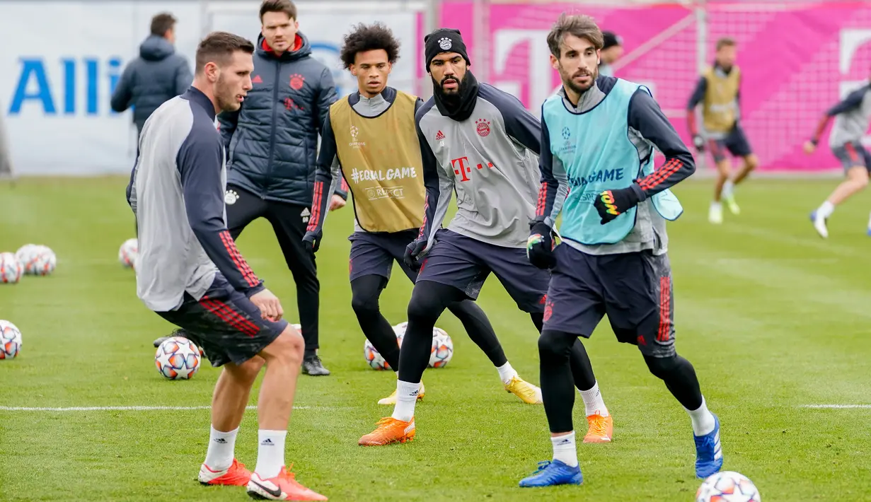 Para pemain Bayern Munchen saat mengikuti sesi latihan tim di Munich, Jerman selatan (24/11/2020). Munchen akan bertanding melawan Salzburg pada Grup A Liga Champions di Allianz Arena. (AFP/Marco Donato)