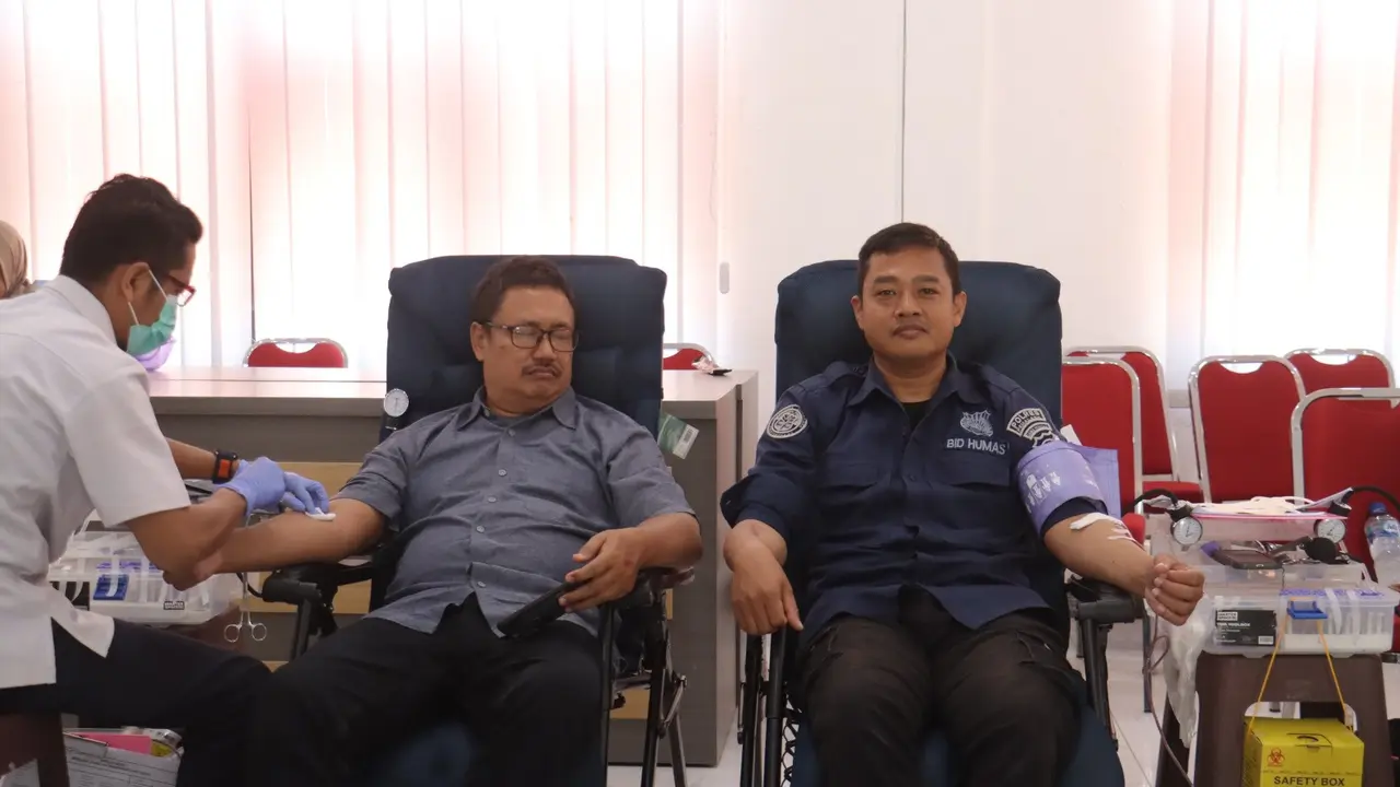 HUT ke-73 Humas Polri, Polres Pemalang dan Wartawan gelar donor darah. (Foto: Liputan6.com/Humas Polres Pemalang)