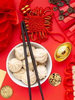 Imlek/copyright Freepik.com https://www.freepik.com/free-photo/dumplings-with-chopsticks-lantern-chinese-new-year_6064729.htm#fromView=search&page=1&position=2&uuid=d1fffa4e-536e-448e-9c94-ec24d6464d99&query=chinese+new+year