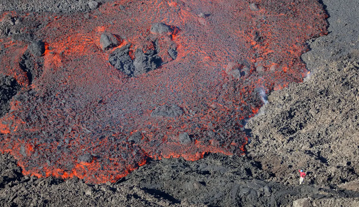 Lava pijar yang keluar dari kawah Gunung Piton de la Fournaise, La Reunion, Prancis, Rabi (1/2). Gunung tersebut kembali meletus pada Selasa (31/1) malam waktu setempat dan terus menyemburkan lava pijar. (AFP Photo/Richard Bouhet)