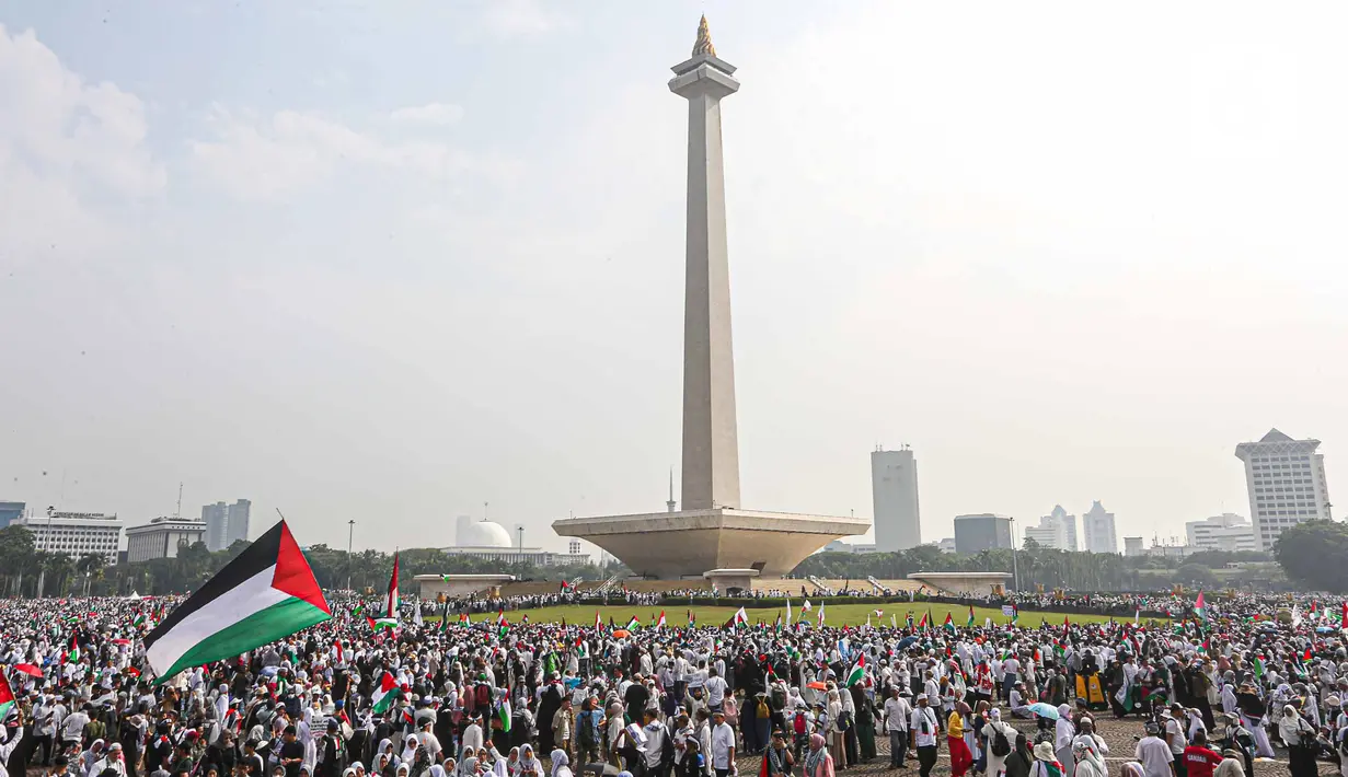 Ribuan warga mengikuti aksi damai Bela Palestina di kawasan Monas, Jakarta, Minggu (5/11/2023). (Liputan6.com/Faizal Fanani)