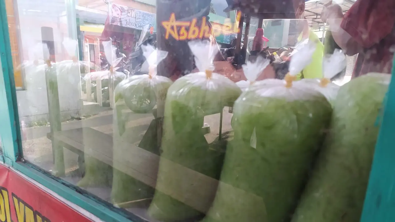 Selama ramadan, es cendol Bandung di Garut, Jawa Barat mendapatkan lonjakan omset penjualan hingga puluhan juta per hari.