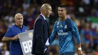 Bintang Real Madrid, Cristiano Ronaldo (kanan) keluar lapangan setelah diusir wasit saat melawan Barcelona pada laga Supercup Spanyol di Camp Nou stadium, Barcelona, (13/8/2017). Real Madrid menang 3-1. (AP/Manu Fernandez)