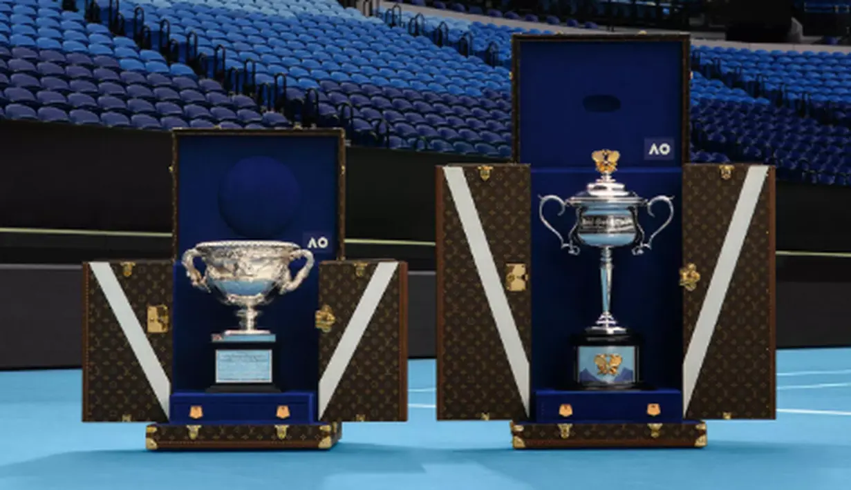Trofi Daphne Akhurst Memorial Cup sendiri diserahkan dengan penuh kehormatan, tersimpan dalam Louis Vuitton Trophy Trunk yang dirancang khusus. Trunk tersebut dibuat dengan keahlian tinggi khas rumah mode asal Prancis itu, memadukan fungsionalitas, seni, dan tradisi. Desainnya tidak hanya melindungi trofi, tetapi juga menegaskan statusnya sebagai simbol prestasi tertinggi.   [Foto: Louis Vuitton]