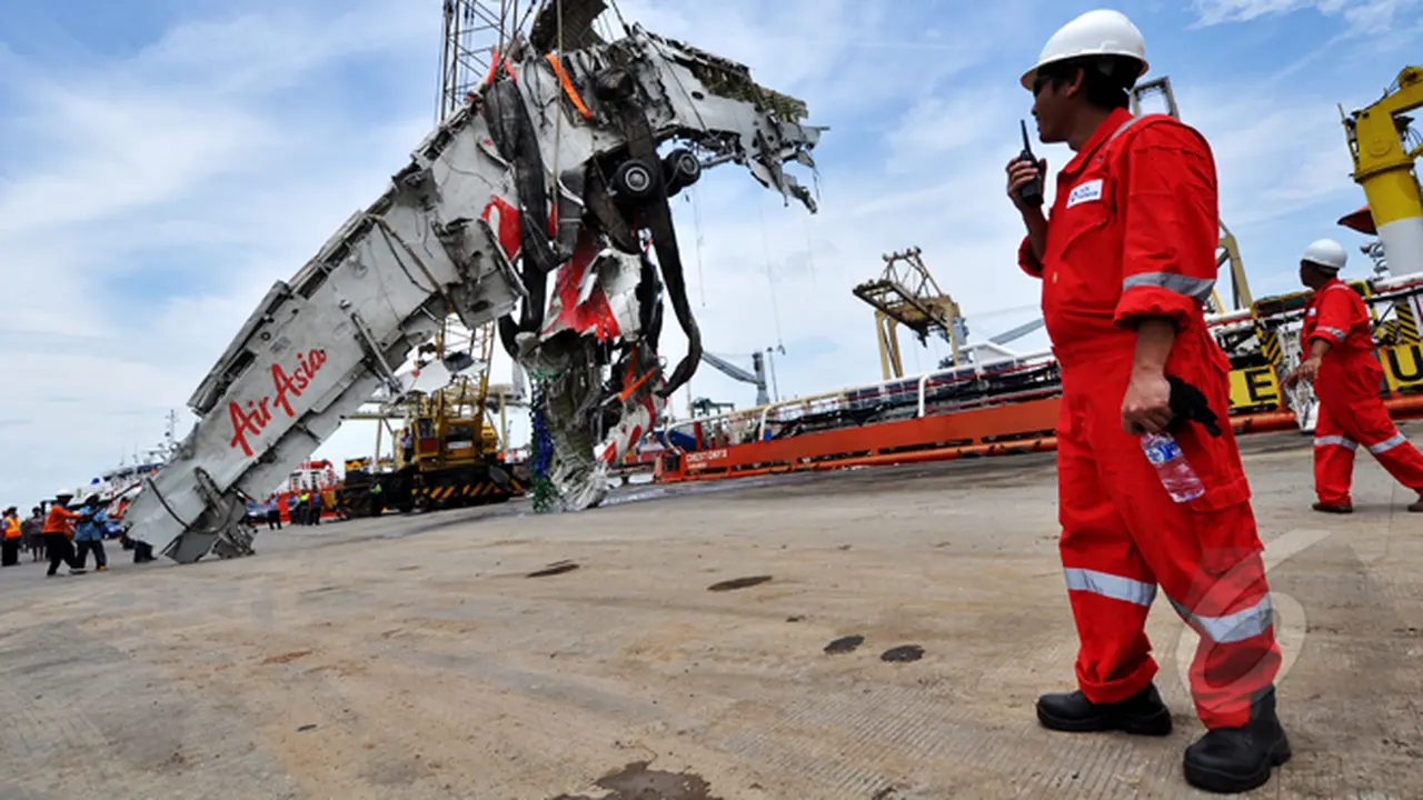 Proses Pemindahan Bangkai Badan Airasia QZ8501