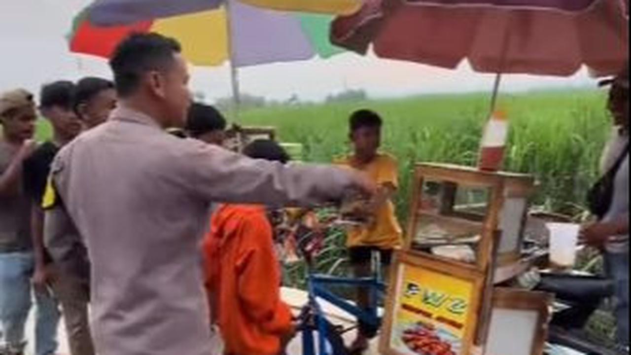 Sontak, ada kebahagiaan yang terpancar dari wajah para pemuda. Sejumlah warga yang berada tak jauh dari lokasi turut mendapat keberuntungan, ditraktir jajanan oleh Agus. <br>