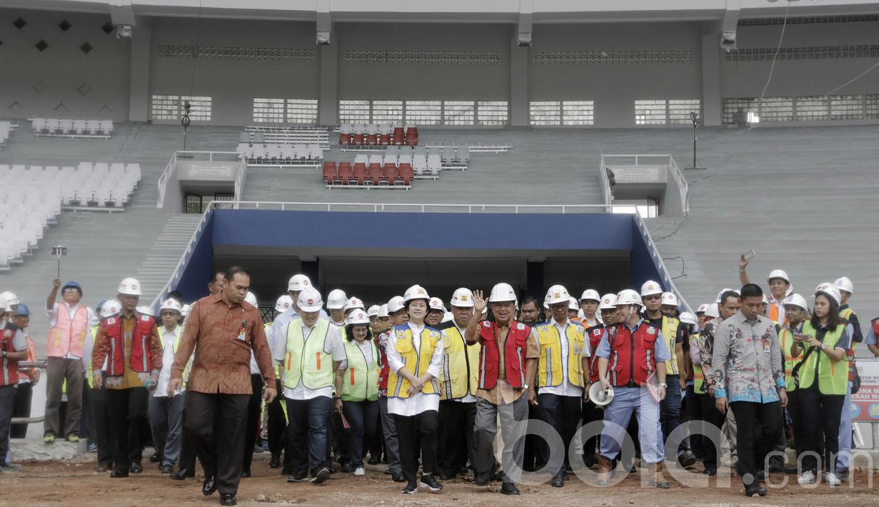 Wakil Presiden, Jusuf Kalla, meninjau renovasi Stadion Utama Gelora Bung Karno di Senayan, Jakarta, Minggu (26/3/2017). Proses renovasi venue ini untuk persiapan Jelang Asian Games 2018. (Bola.com/M Iqbal Ichsan)