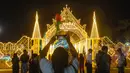 Salah satu pemgunjung sedang mendokumentasikan keindahan di Charming Chiang Mai Flower Festival pada Kamis (11/12/2025). (Bola.com/Bagaskara Lazuardi)