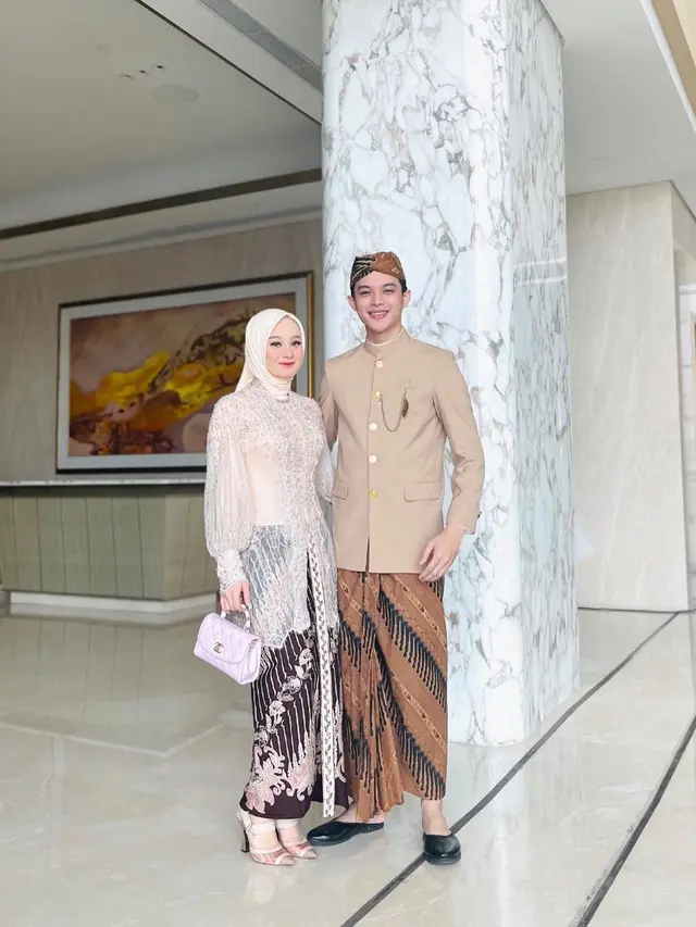 5 Ide Baju Couple untuk Kondangan ala Selebriti