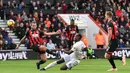 Gelandang Manchester United, Paul Pogba, membuang bola saat melawan Bournemouth pada laga Premier League di Stadion Vitality, Bournemouth, Sabtu (3/11). Bournemouth kalah 1-2 dari MU. (AFP/Ben Stansall)