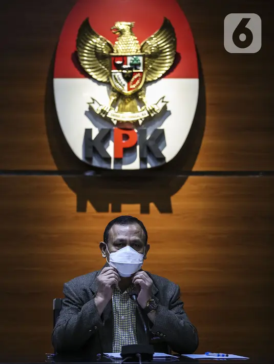 Ketua KPK Firli Bahuri saat menyampaikan keterangan pers terkait penanganan perkara Wali Kota Tanjung Balai M Syahrial di Gedung KPK, Jakarta, Sabtu (24/4/2021). Selain M Syahrial, kasus ini menyeret pengacaranya yang bernama Maskur dan penyidik KPK Stefanus Robin Pettuju. (Liputan6.com/Johan Tallo)