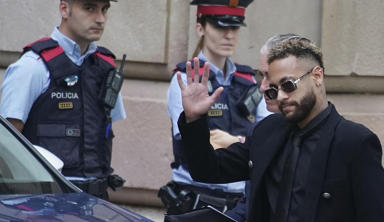 Mantan pemain FC Barcelona Neymar yang sekarang bermain untuk Paris Saint-Germain melambaikan tangan saat tiba di pengadilan di Barcelona, Spanyol, Senin (17/10/2022). Neymar kembali ke Spanyol untuk diadili atas tuduhan penipuan terkait transfer 2013 dari Santos ke FC Barcelona. Penyerang Brasil, ayahnya, dan mantan eksekutif Barcelona dan Santos dituduh menyembunyikan biaya sebenarnya dari transfernya dengan tujuan menipu sebuah perusahaan swasta Brasil. (AP/Joan Mateu Parra)